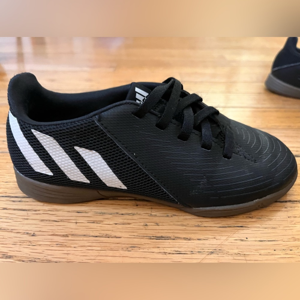 Adidas soccer cleats size 13.5 indoor Like New girls or boys